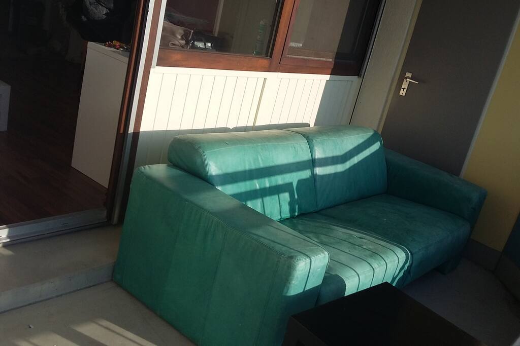 Der Balkon mit großer Ledercouch