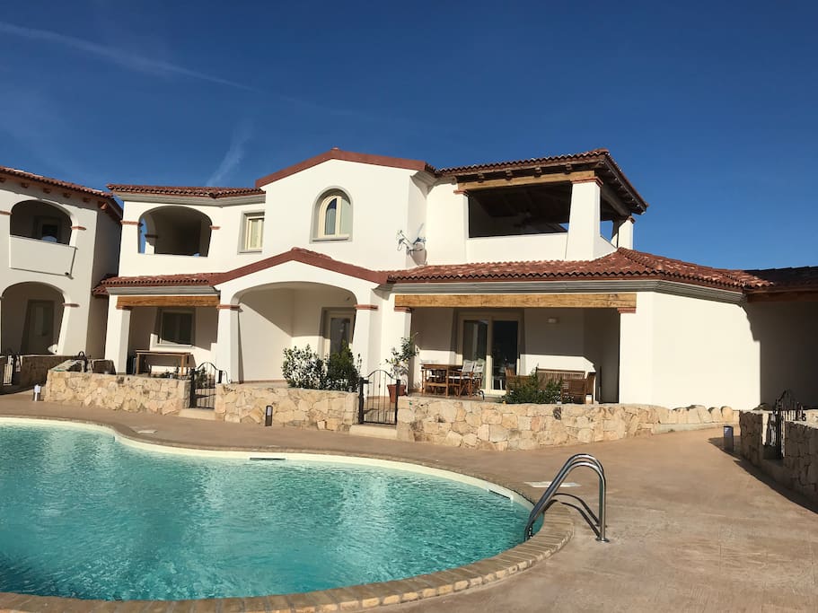 Vista complessiva del piccolo residence con la meravigliosa piscina centrale