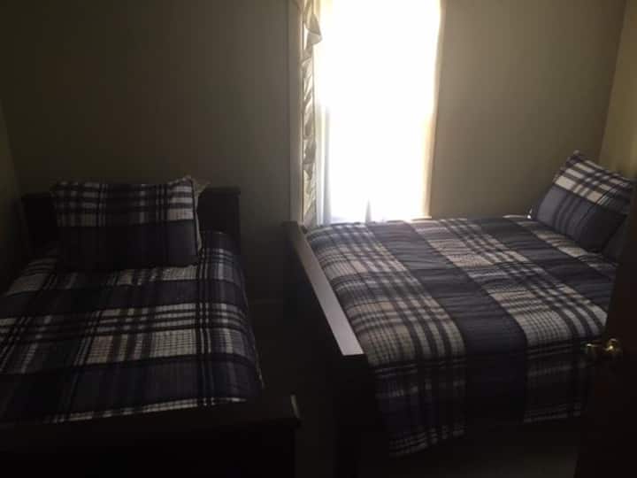 Cama doble y armario con cama completa y vestidor + TV