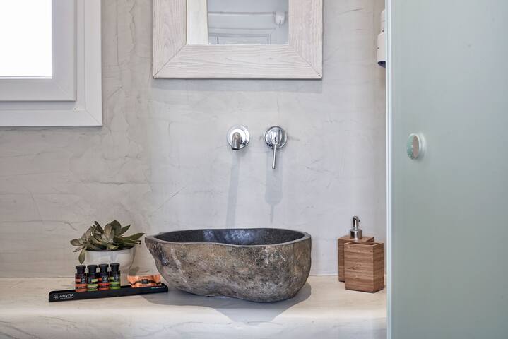 2 BDRM Executive Villa Sea View PRVT Pool&Jacuzzi gallery image 4