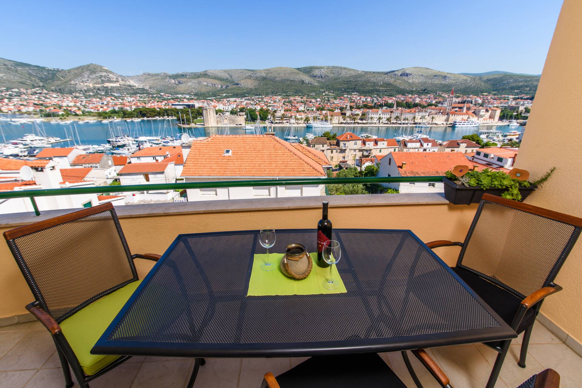 Trogir city Amazing View with balcony/parking