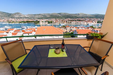 Trogir city Amazing View with balcony/parking