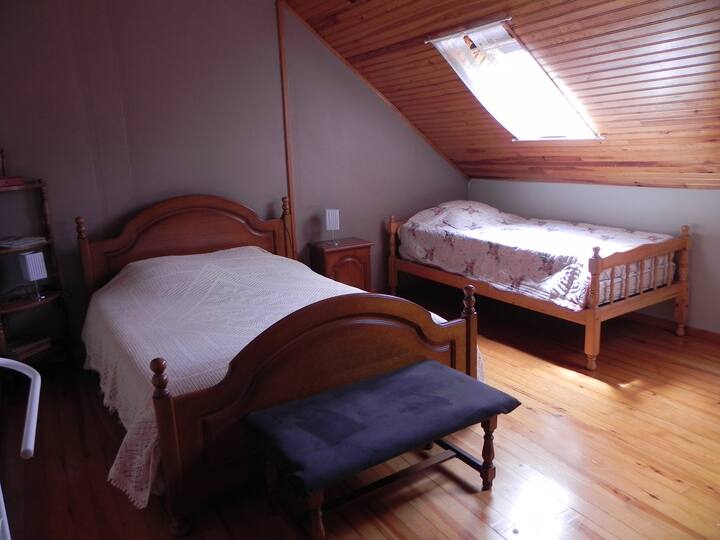 חדר שינה 2 (מיטה 140 ס"מ ומיטת 90 ס"מ)