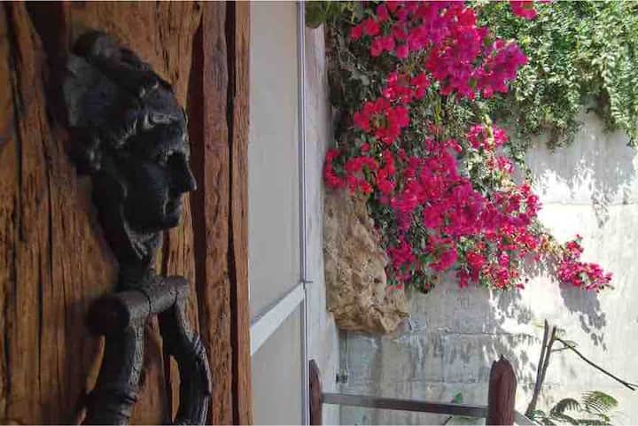 房间位于二楼，入口美丽，独立入口通过私人露台和内置卫生间 