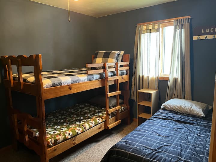 带窗户的3号卧室，面向绿地