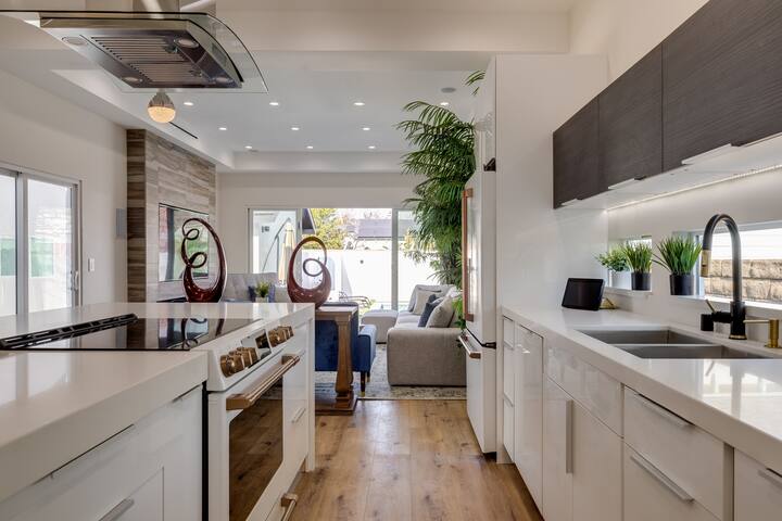 Luxury Villa Los Angeles 5 BD & Pool gallery image 4