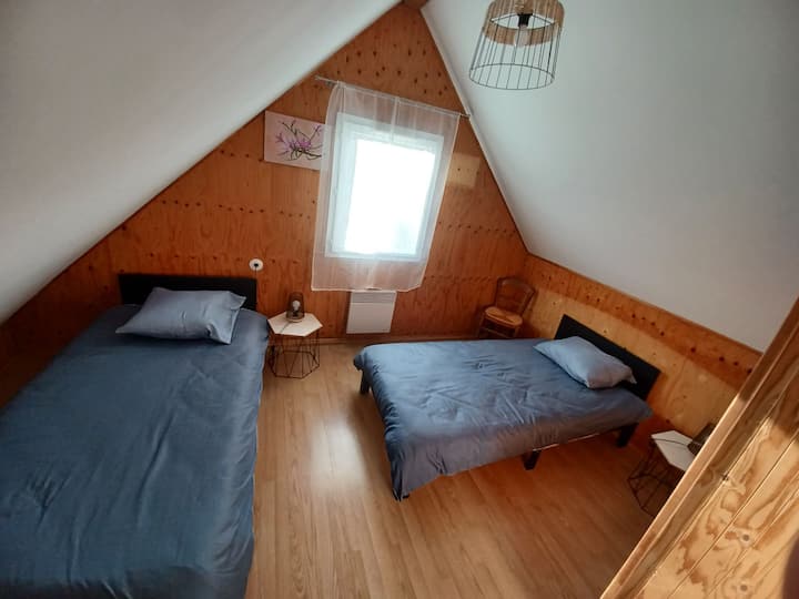 Soba na katu s dva kreveta za jednu osobu (140/200) s ormarom, uz kupaonicu s WC školjkom.