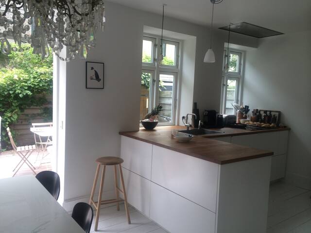 Modernised central townhouse, balcony and garden gallery image 3