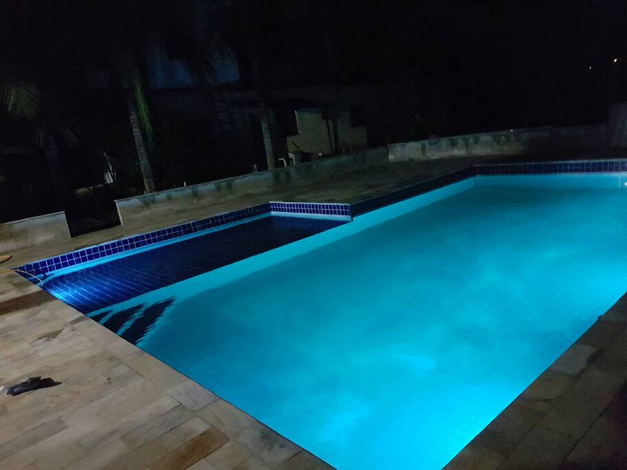 Piscina com luz branca e agua cristalina