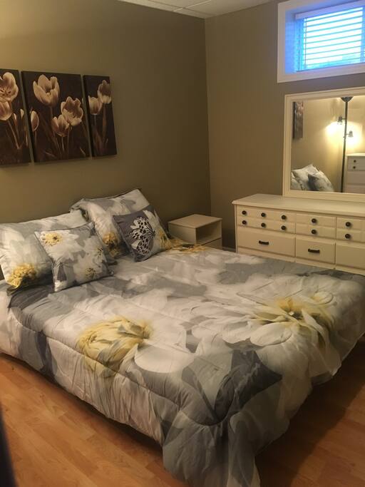 Chambre lit Queen avec beaucoup de rangement