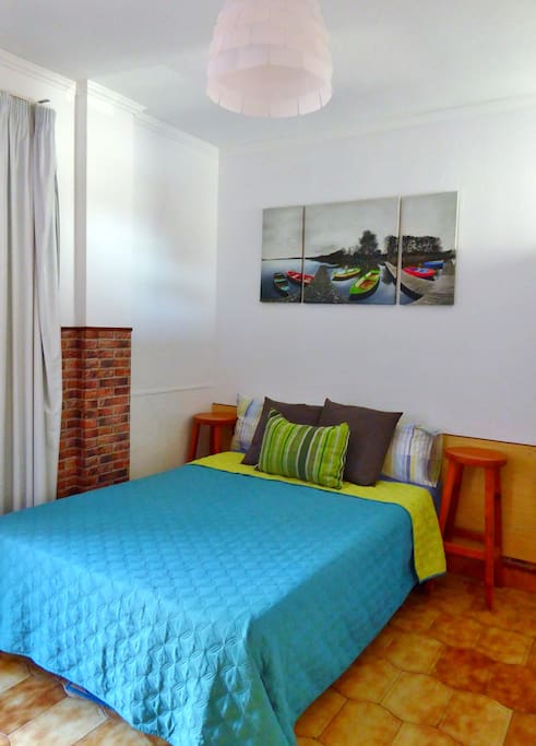 Your room, with secure access to your own private courtyard where you'll find a table and parasol, benches with pillows, candles...everything you need for a cozy breakfast or a relaxing evening!