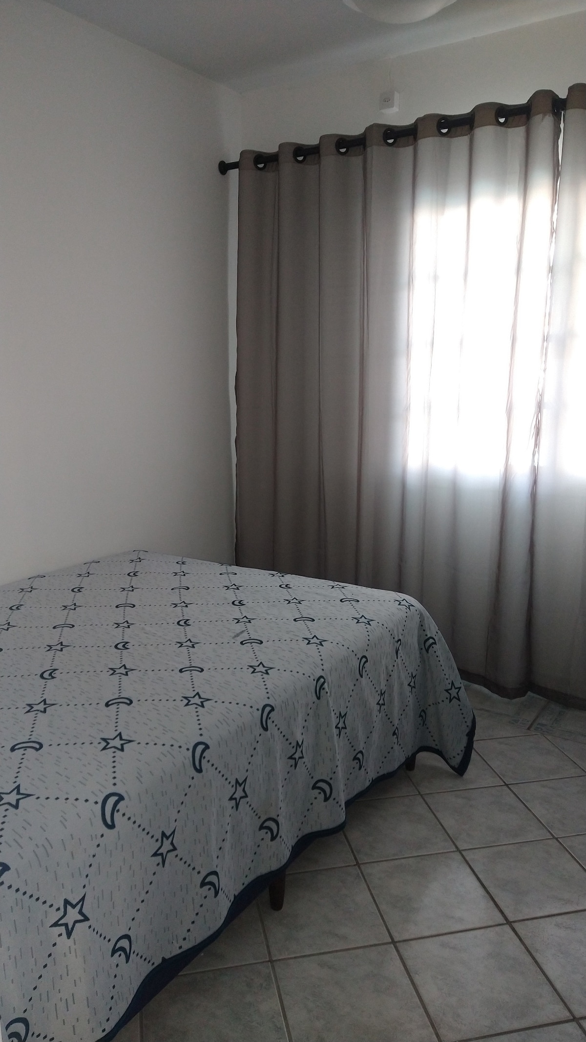 Quarto 3 com cama de casal e ventilador de teto