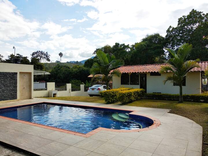 Hermosa Casa Campestre con Piscina cerca de Bogotá