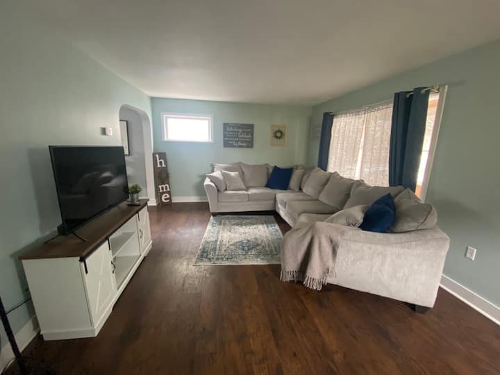Beautifully Updated 3 Bedroom Home - 이리