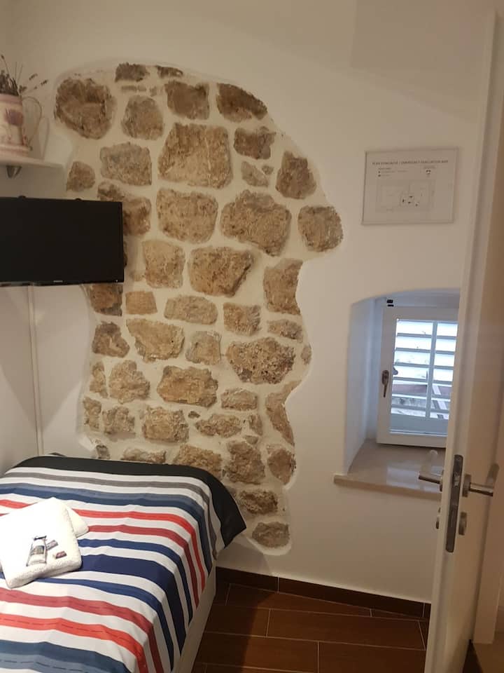studio apartman s bračnim krevetom