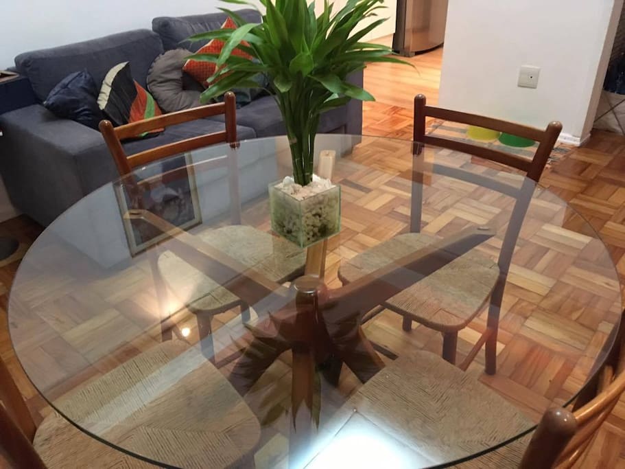 sala de estar e mesa com 4 cadeiras