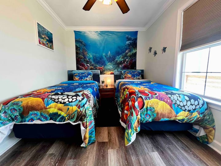 הילדים והמבוגרים ייהנו מזה מתחת לחדר הים עם אורות המים בלילה. לתפוס גל עם הצבים. 