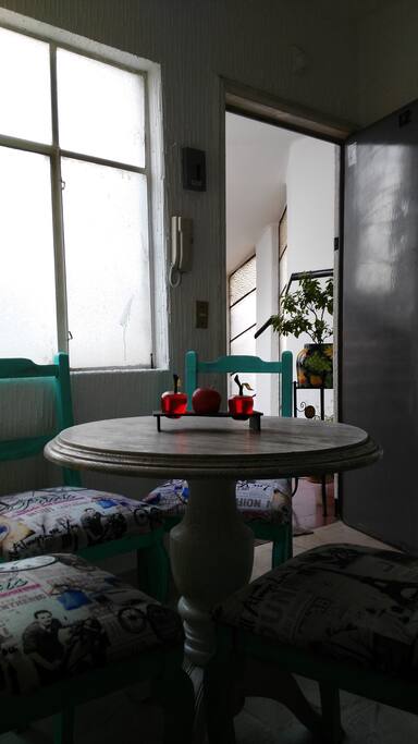 Comedor y cocineta funcional.