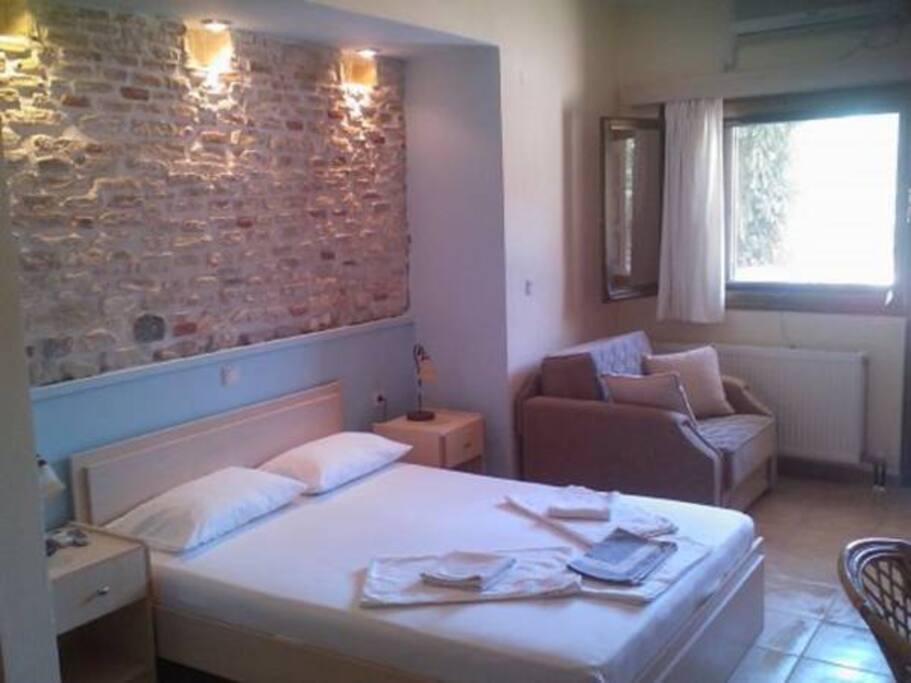 http://www.alexiou-rooms.gr/