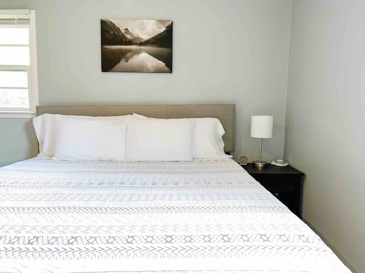 Kitanda cha ukubwa wa King katika chumba kikuu cha kulala