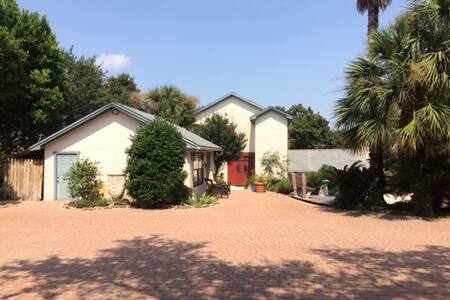 Private centrally located in Destin - 6 Month Min.