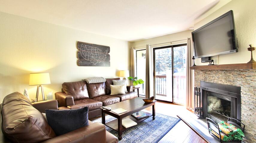 Perfect PC Location! Cozy 1BD, Pool, Parking, Wifi