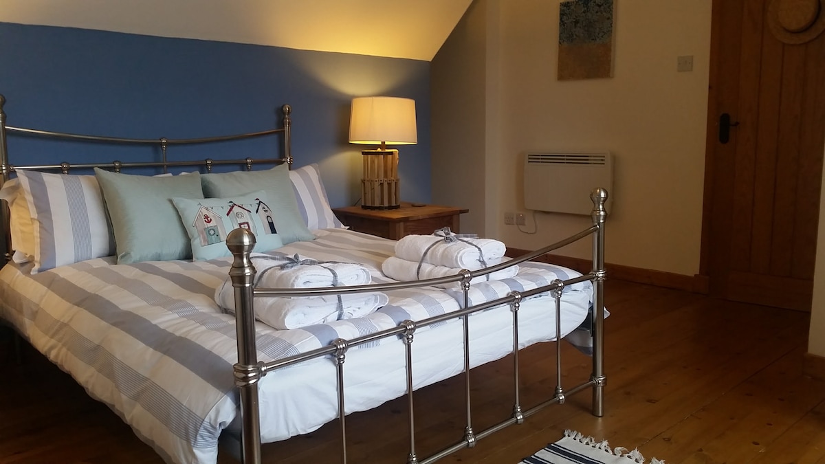 Голема брачна спална соба со приватна бања