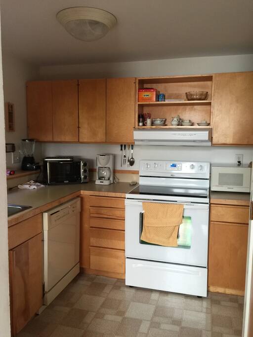 Great full kitchen with everything you need to make a great meal!