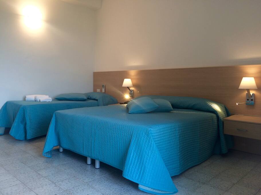 Camera con un letto matrimoniale e uno singolo