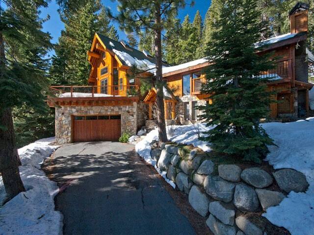 Lakeview All-Season Log Retreat