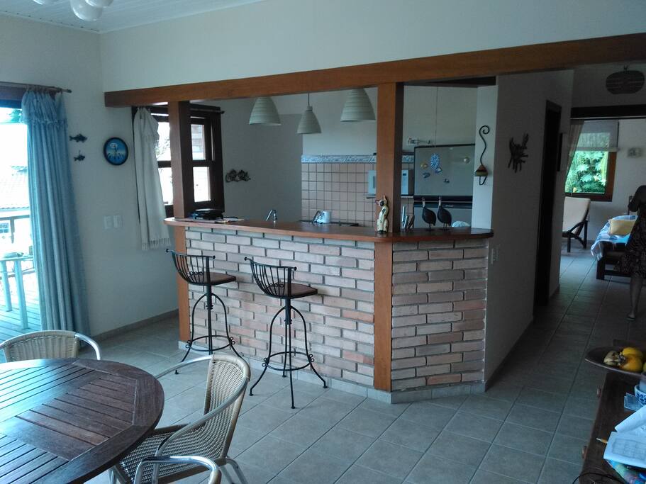 Cozinha com balção tipo bar.