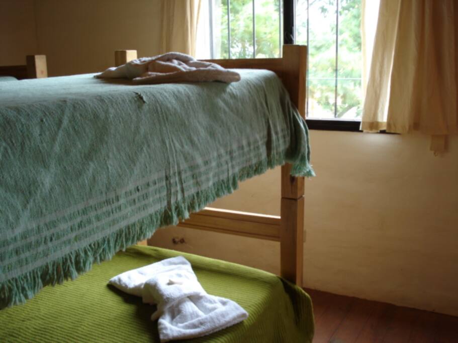 habitación con camas simples