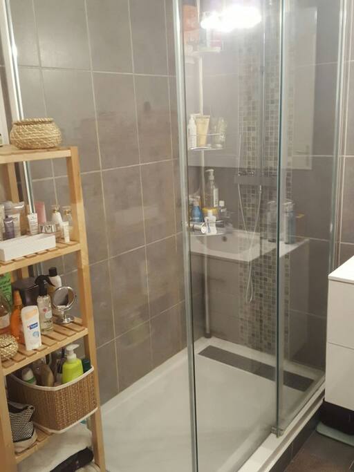 Salle de douche avec machine à laver et sèche serviette chauffant