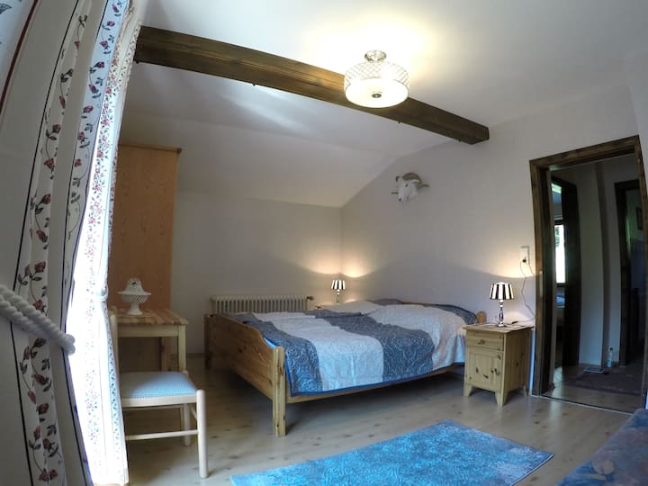Raum Widder; 15 metros cuadrados; Bett 180*190; Schlafsofa; habitación Balkon/Aries; 15 metros cuadrados; cama 180 * 190; sofá cama; balcón
