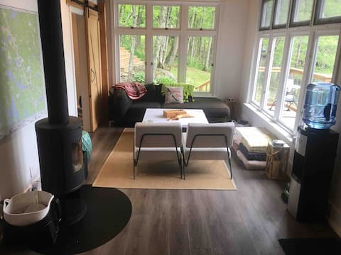 Successful Airbnb property: Relax at Lakefront Follie’s Cove Cottage in Georgian Bay