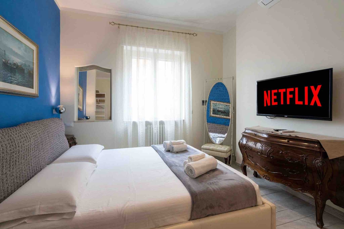 Terza Suite
La Suite sastoji se od:

- bračni krevet (širine 150-179 cm).
- Smart TV Ultra HD 40"
-Scrivania za pametni rad
-Otvorite restoran za odjeću -
Cassaforte -
klima-uređaj
