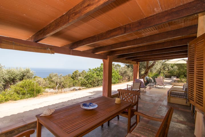 Precious house great sea views. Road GR221