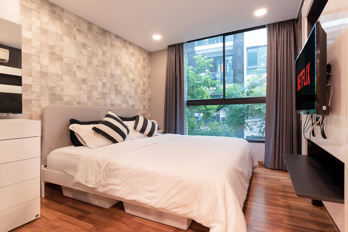 卧室配有加大双人床