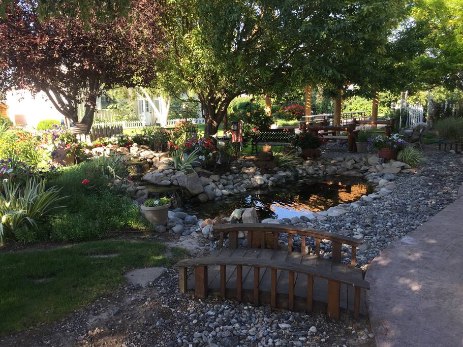 Cabinlike Guesthouse on Family Farm+Tesla Charger Farm stays for Rent