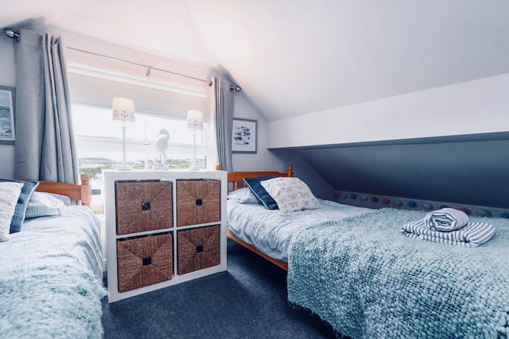 Dormitorio en planta alta con camas individuales.