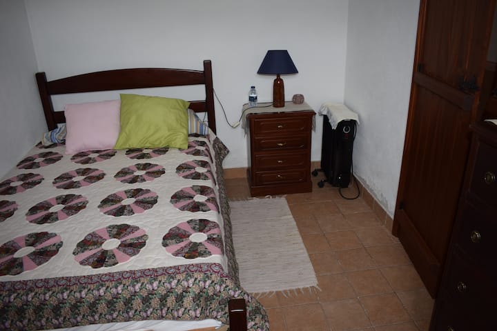 Quarto no rés-do-chão/Ground floor bedroom 