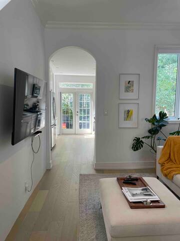 Stunning Upscale Toronto – Historic Home/ Hot Tub gallery image 4