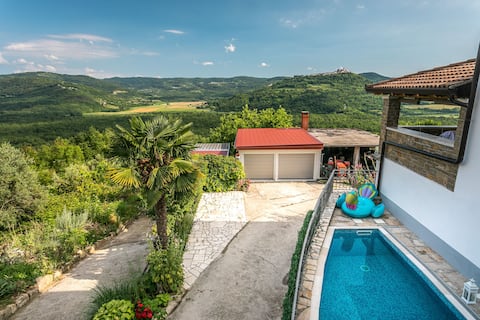 Casa de vacaciones, piscina privada con temperatura regulada, vista a Motovun