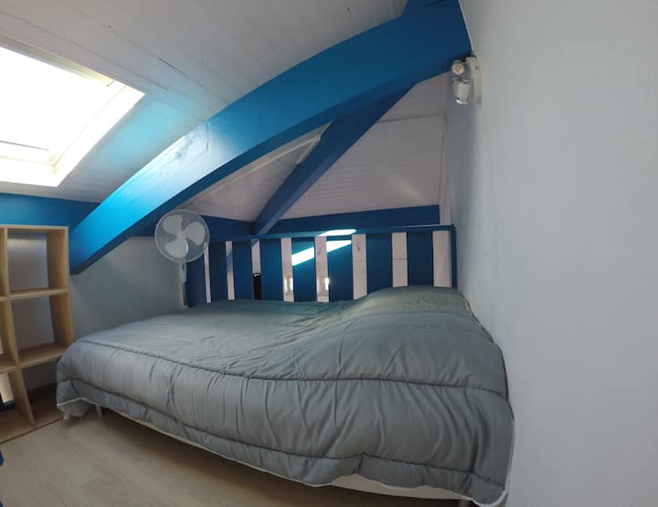Cama de casal no mezanino, velux.