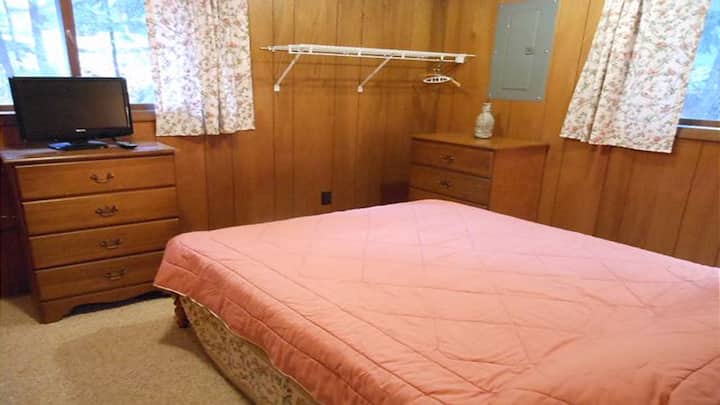 Chumba cha kulala cha ghorofa ya chini chenye kitanda cha watu wawili.  Hakuna tena televisheni katika chumba cha kulala. Sebuleni tu. 