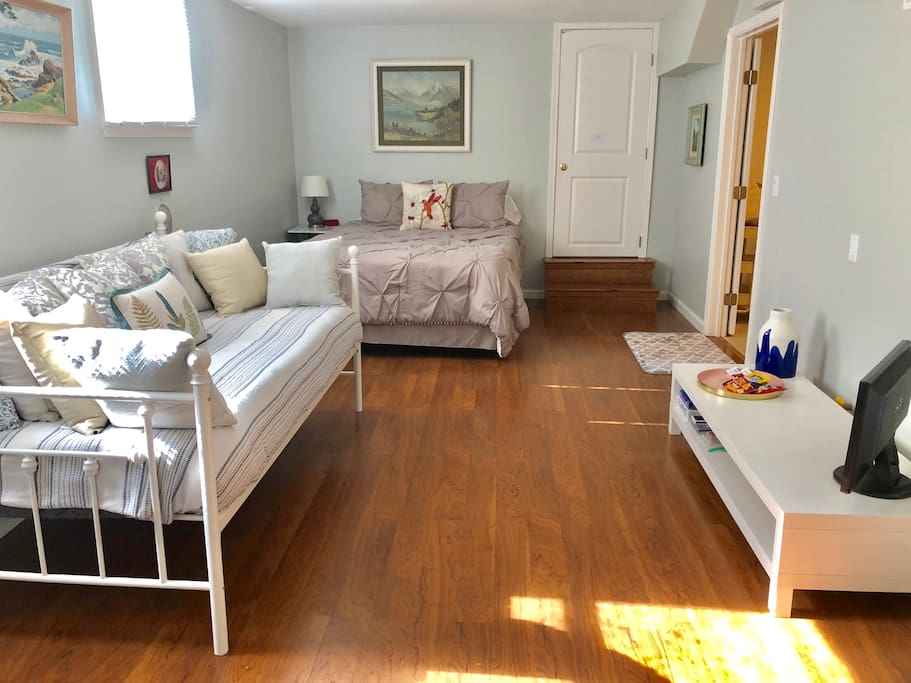 Spacious light-filled room with queen bed, and lucious daybed with optional trundle (2 twin beds)