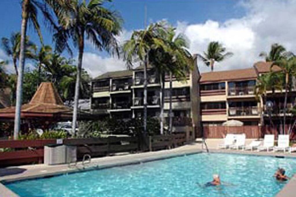 Beautiful, clean and well kept Condo, heated pool
