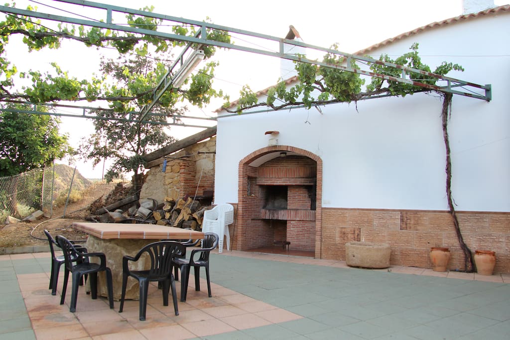 Terraza con barbacoa y horno de leña
