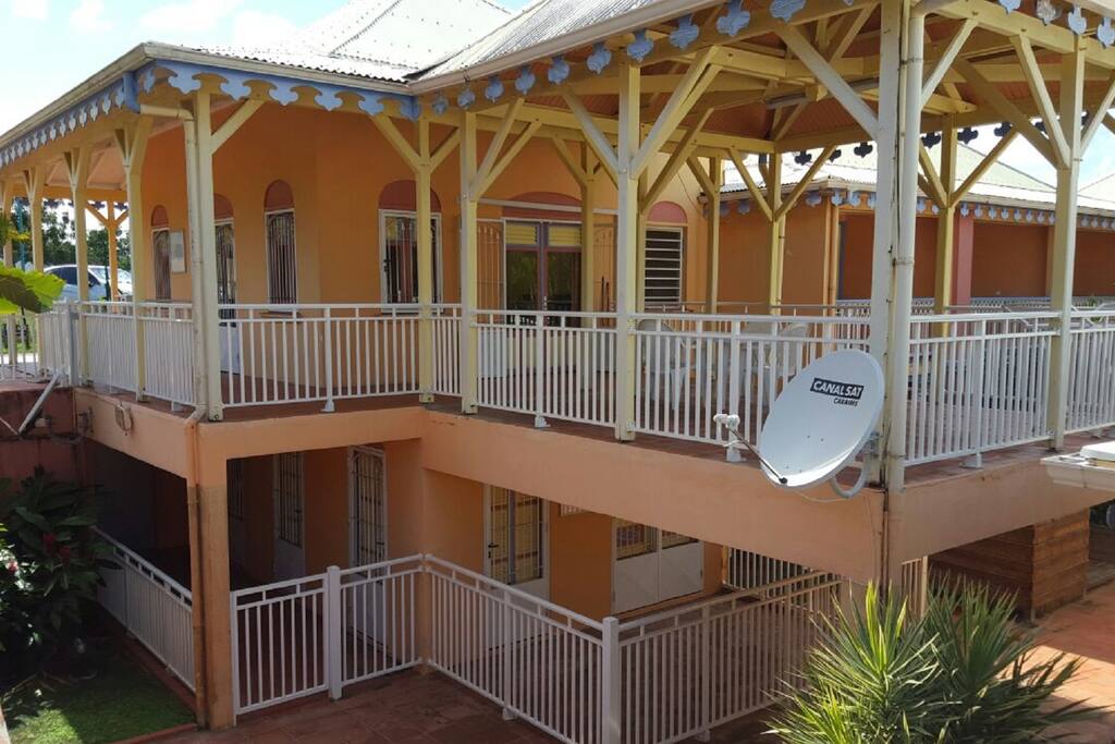 Vue appartement sur 2 niveaux. En haut séjour en bas chambre+ salle de bain + 2 terrasses