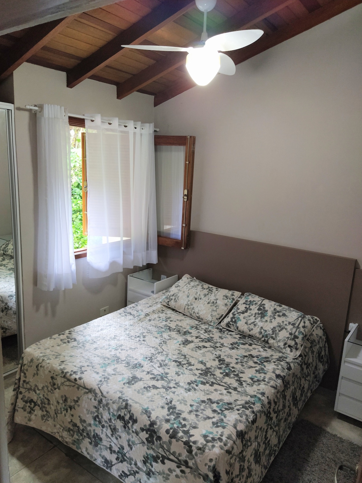 带窗户、空调和带绿色景观的套房。 可以是1对情侣或两张单人床。 